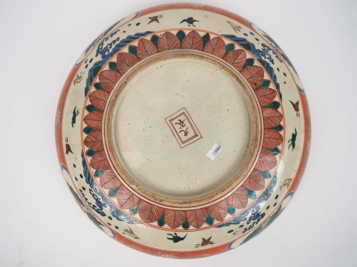 Japon, XIXe siècle,  Coupe en porcelaine de Kutani à décor polychrome 