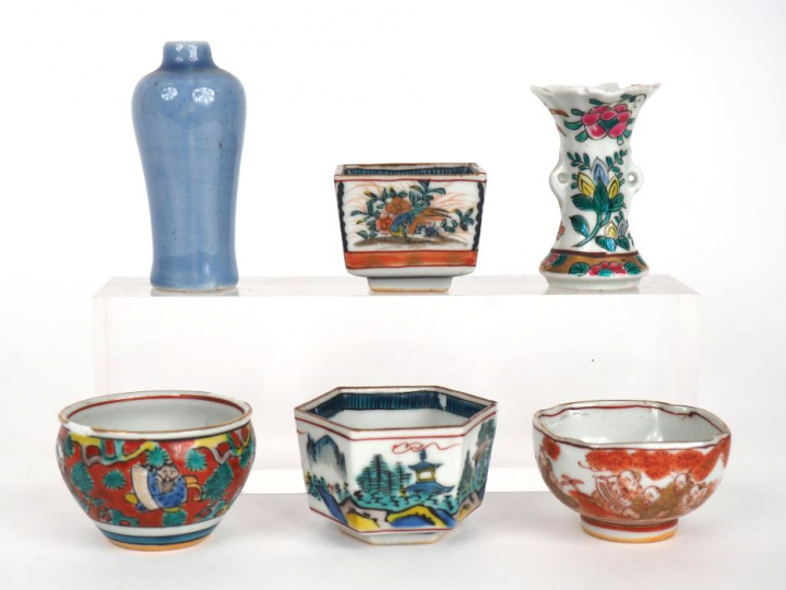Chine, Japon XXe siècle, Lot comprenant six porcelaines dont deux vase
