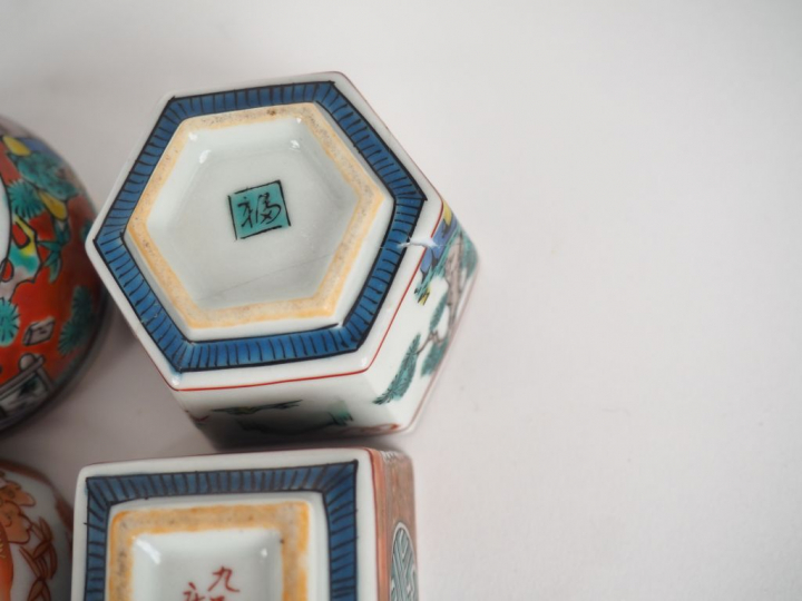 Chine, Japon XXe siècle, Lot comprenant six porcelaines dont deux vase