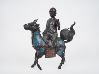 Vente aux enchères Japon, vers 1920, Groupe en émaux champlevés, représentant un moine su