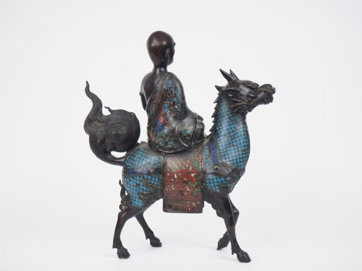 Japon, vers 1920, Groupe en émaux champlevés, représentant un moine su