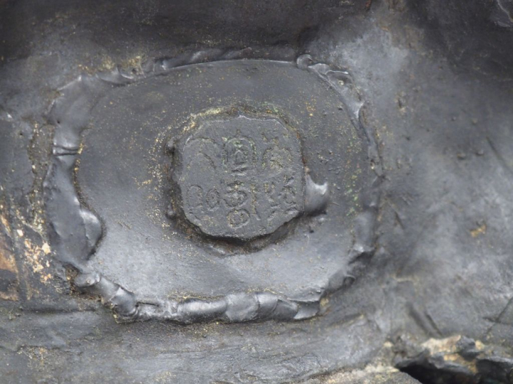 Japon, vers 1920, Groupe en émaux champlevés, représentant un moine su