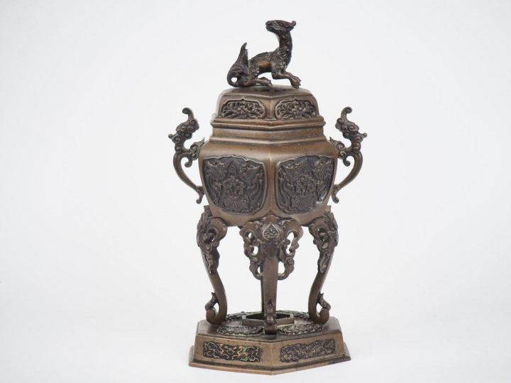 Japon, période Meiji (1868-1912) Brûle-parfum en bronze, reposant sur 