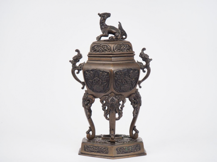 Japon, période Meiji (1868-1912) Brûle-parfum en bronze, reposant sur 