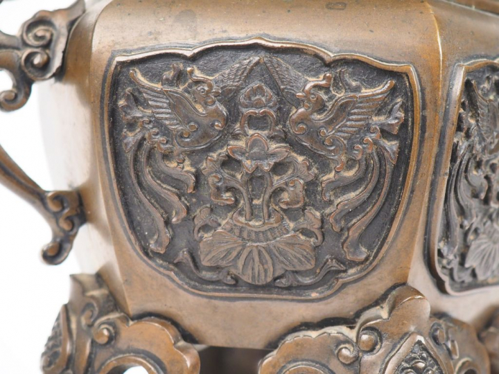 Japon, période Meiji (1868-1912) Brûle-parfum en bronze, reposant sur 