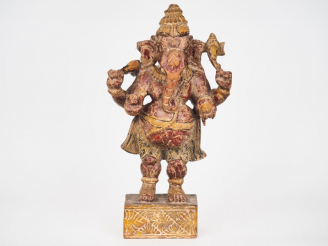 Vente aux enchères Inde du Nord, fin du XIXème. Statuette en bois polychrome figurant Gan