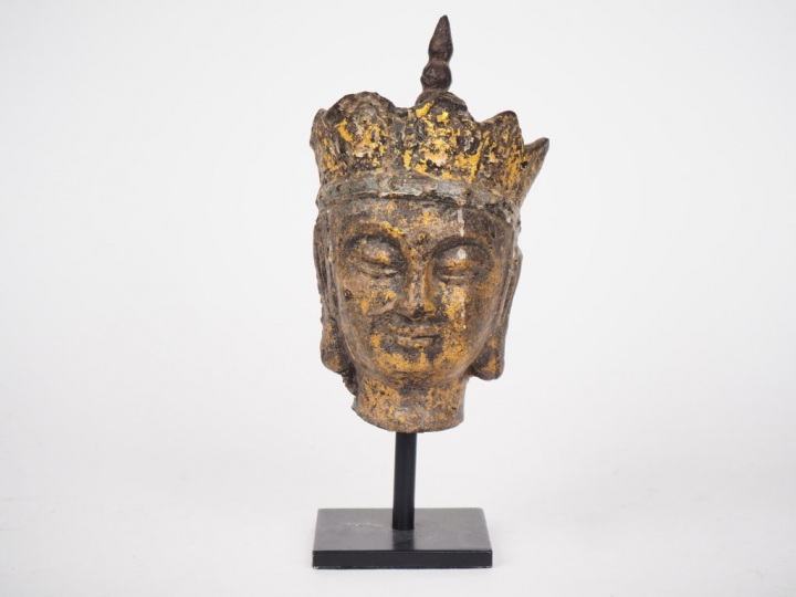 Birmanie, XIXe siècle,  Tête de bouddha en bronze laqué doré, le visag