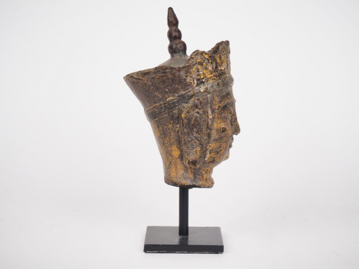 Birmanie, XIXe siècle,  Tête de bouddha en bronze laqué doré, le visag