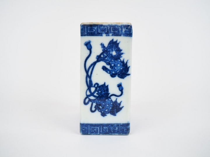 Chine, Vietnam XXe siècle, Bitong à section carrée en porcelaine à déc