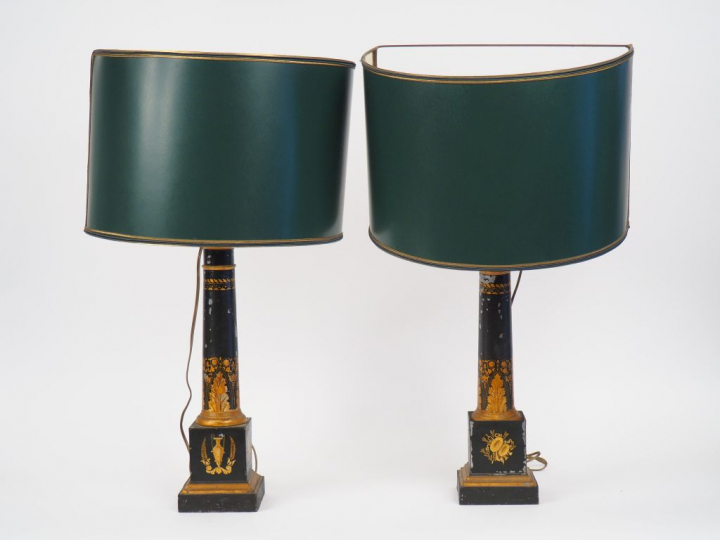 Une paire de lampes de style Directoire en tôle verte et dorée en form