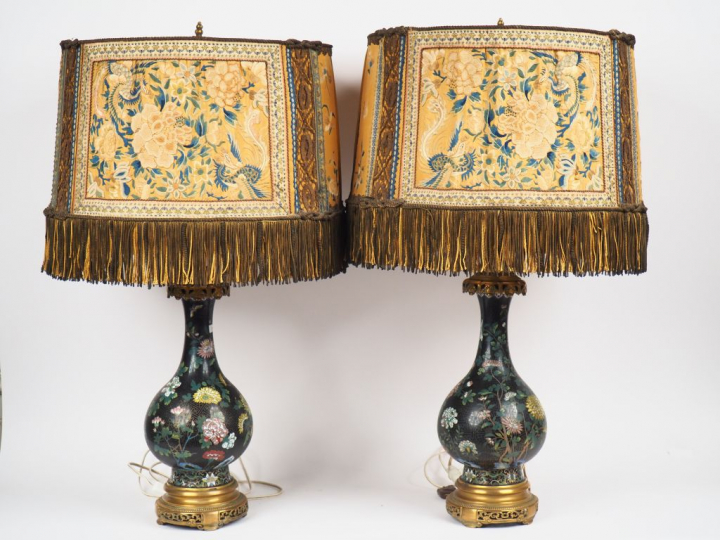 Paire de lampes XIXème en bronze et émaux polychromes cloisonnés à déc