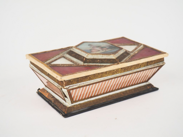 Boite Restauration en carton mâché et verre polychrome, le couvercle o