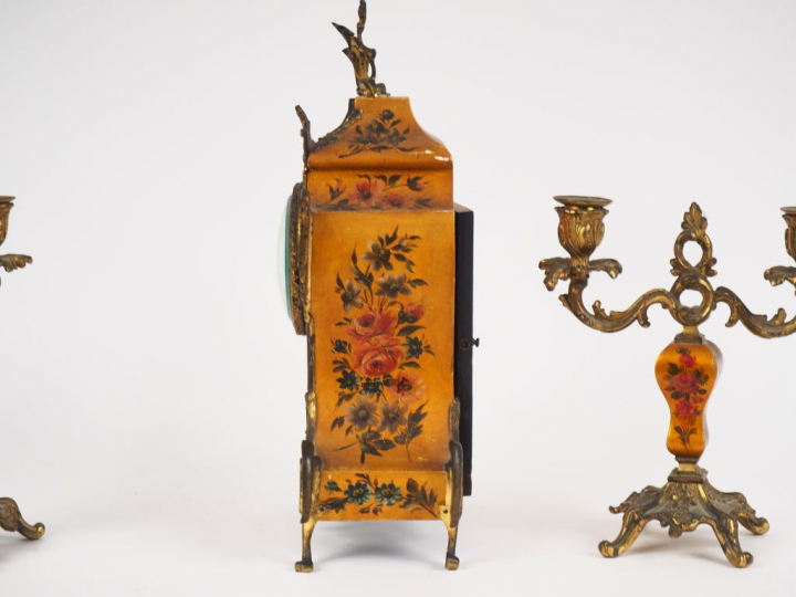 Garniture de cheminée de style Louis XV en Vernis Martin et métal doré