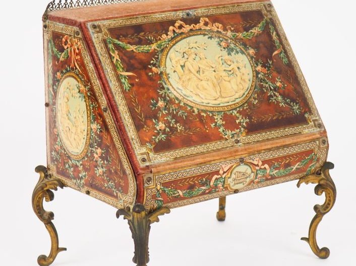 Ecrin à bijoux en forme de bureau de pente de style Louis XV-Louis XVI