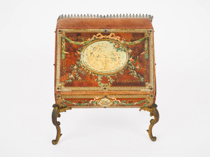 Ecrin à bijoux en forme de bureau de pente de style Louis XV-Louis XVI