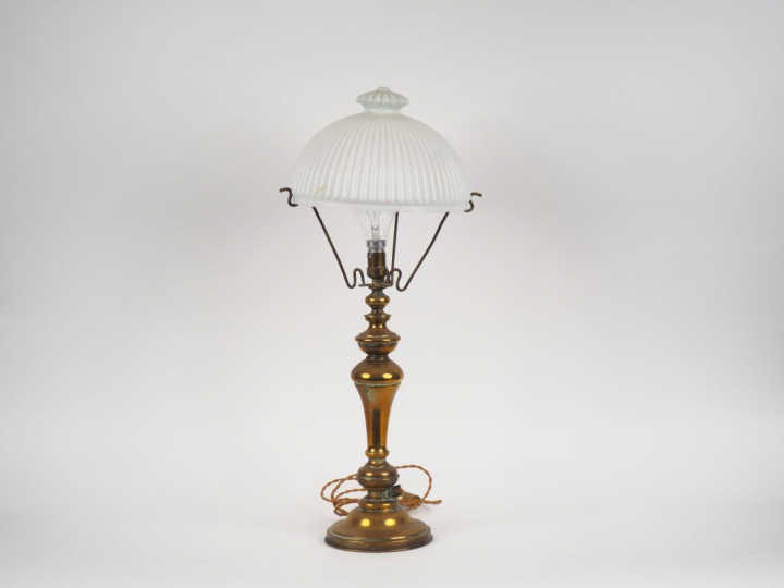 Lampe en laiton de forme balustre, abat-jour en opaline blanche à déco