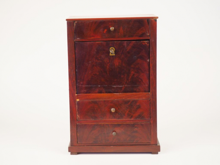 Petit meuble de maîtrise en forme de secrétaire à abattant de style Em