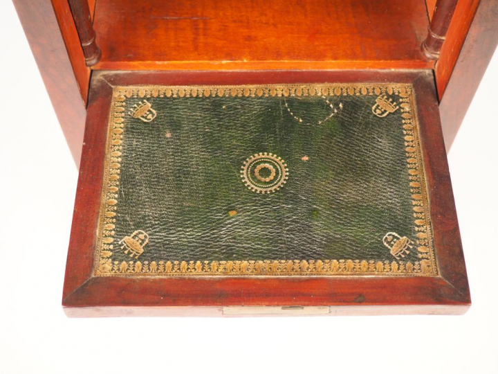 Petit meuble de maîtrise en forme de secrétaire à abattant de style Em