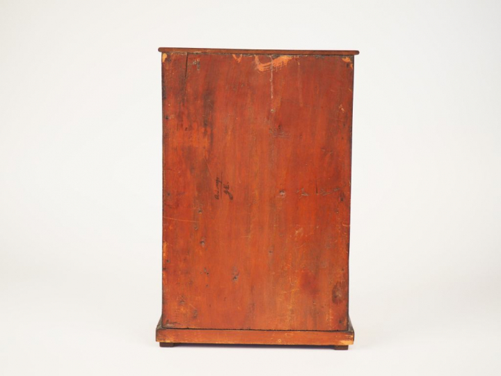 Petit meuble de maîtrise en forme de secrétaire à abattant de style Em