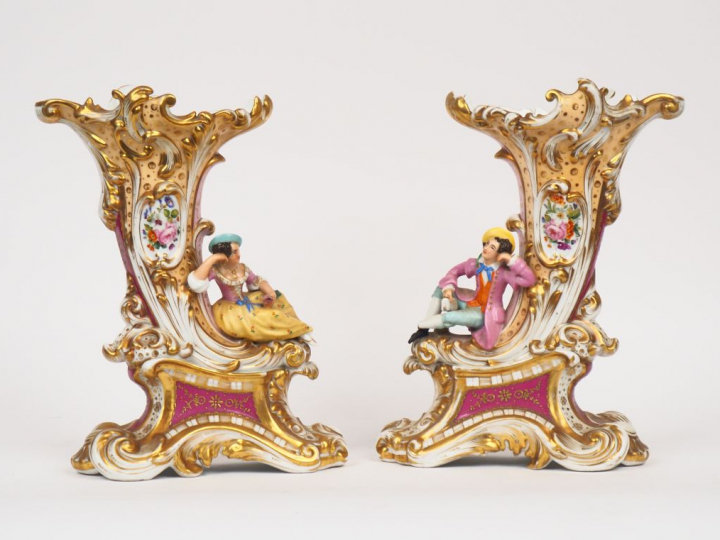 Paire de vases Napoléon III en porcelaine de Paris, à décor polychrome