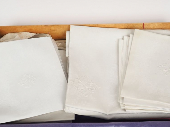 Service de table en damassé, chiffré, comprenant : une nappe et 24 ser