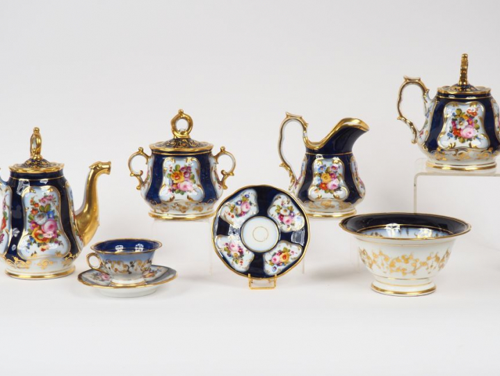 Service à thé Napoléon III en porcelaine de Valentine à décor de fleur