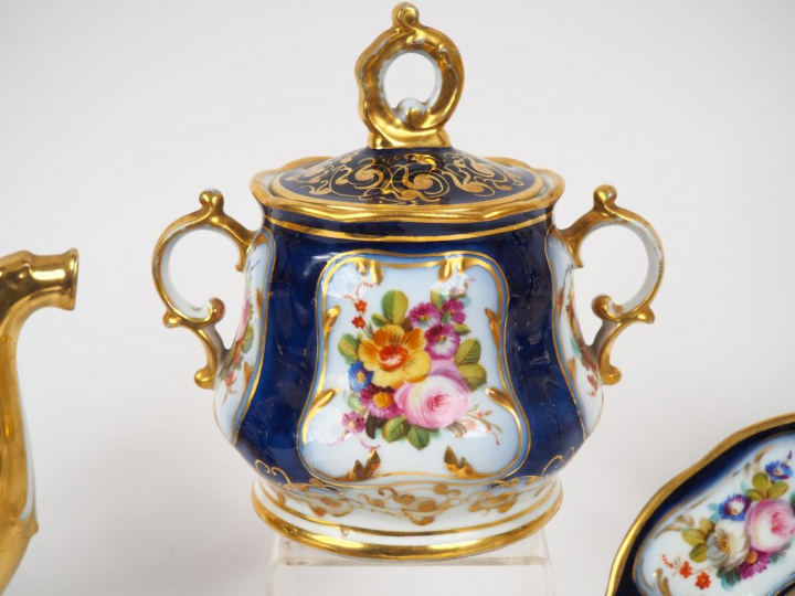 Service à thé Napoléon III en porcelaine de Valentine à décor de fleur