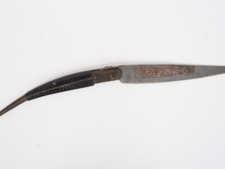 Vente aux enchères Couteau "Navaja" en corne et laiton, lame gravée.