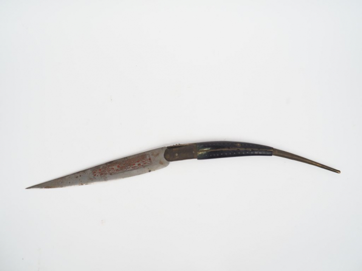 Couteau "Navaja" en corne et laiton, lame gravée.