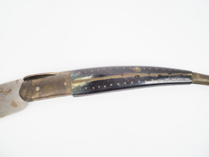 Couteau "Navaja" en corne et laiton, lame gravée.