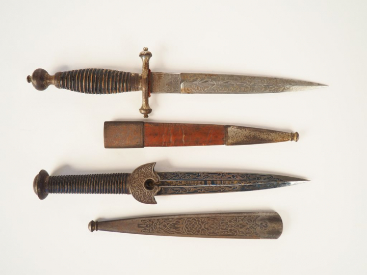 Deux différentes dagues de Tolède.