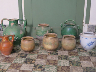 Vente aux enchères 2 chevrettes et un pot à graisse en terre vernissée verte , on y joint