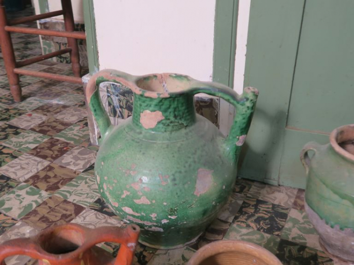 2 chevrettes et un pot à graisse en terre vernissée verte , on y joint