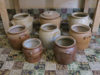 Vente aux enchères 8 différents pots à graisse.