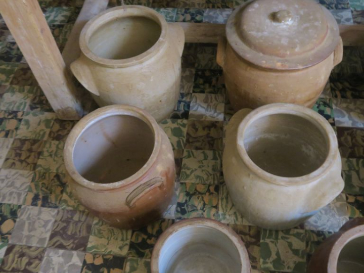 8 différents pots à graisse.