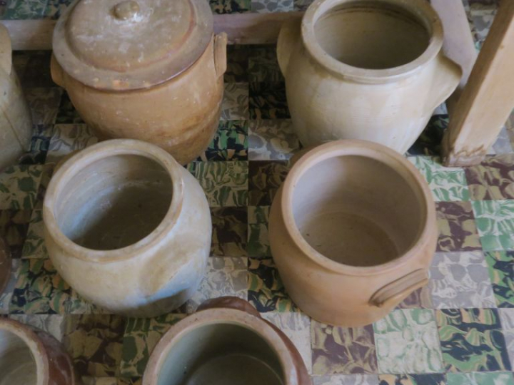 8 différents pots à graisse.