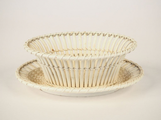 Vente aux enchères Corbeille et son présentoir en faïence fine de Creil, décor ajouré et 