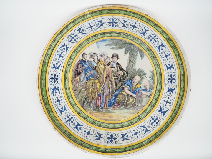 Grande plaque murale en faïence en Tondo début XIXème à décor de perso