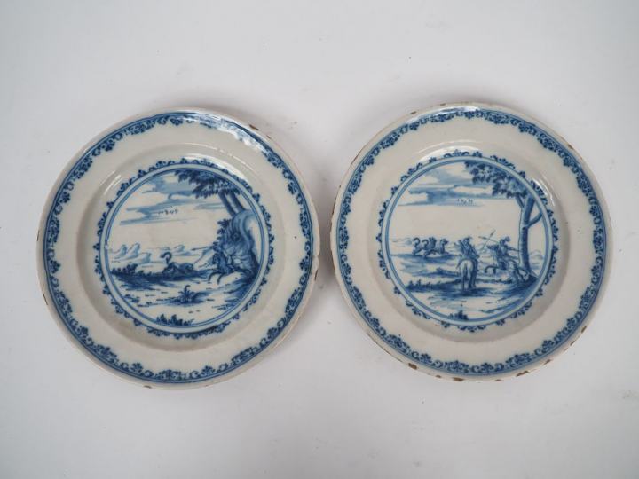 MOUSTIERS. Tempesta.  Paire d'assiettes en faience fin XVIIème début X