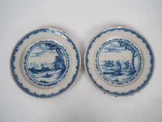 Vente aux enchères MOUSTIERS. Tempesta.  Paire d'assiettes en faience fin XVIIème début X