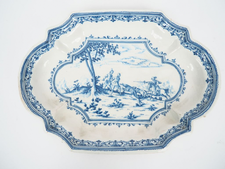 MOUSTIERS.  Plat en faience fin XVIIème début XVIIIème décor en camaie