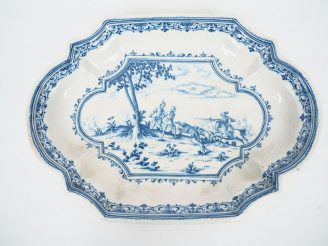 Vente aux enchères MOUSTIERS.  Plat en faience fin XVIIème début XVIIIème décor en camaie
