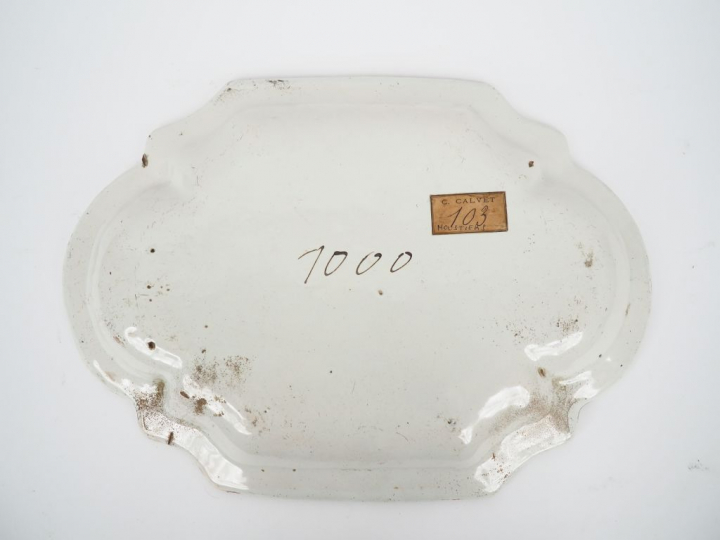 MOUSTIERS.  Plat en faience fin XVIIème début XVIIIème décor en camaie