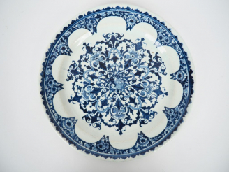 Vente aux enchères ROUEN.  Assiette en faience début XVIIIème décor en camaieu bleu. Diam