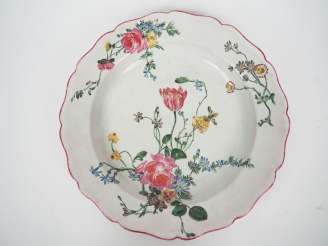 Vente aux enchères MARSEILLE. La Veuve Perrin. Plat rond XVIIIème en faience à décor de f