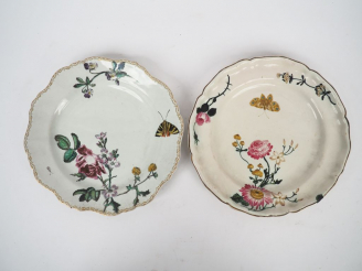 Vente aux enchères MARSEILLE.  Deux assiettes en faience à décor de fleurs polychromes et