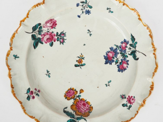 Vente aux enchères MARSEILLE.  Plat rond fin XVIIIème en faience, à décor de fleurs polyc