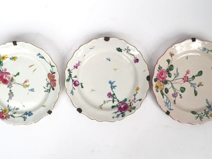 MARSEILLE. La Veuve Perrin. Trois assiettes en faience XVIIIème à déco