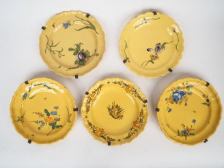 Vente aux enchères Cinq assiettes XVIIIème en faience à décor de fleurs polychromes sur f