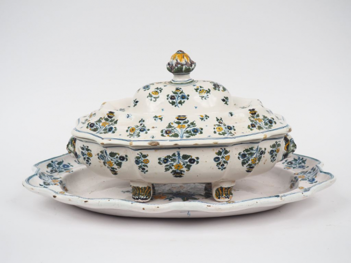 MOUSTIERS. Soupière en faience XVIIIème décor de fleurs de solannées. 